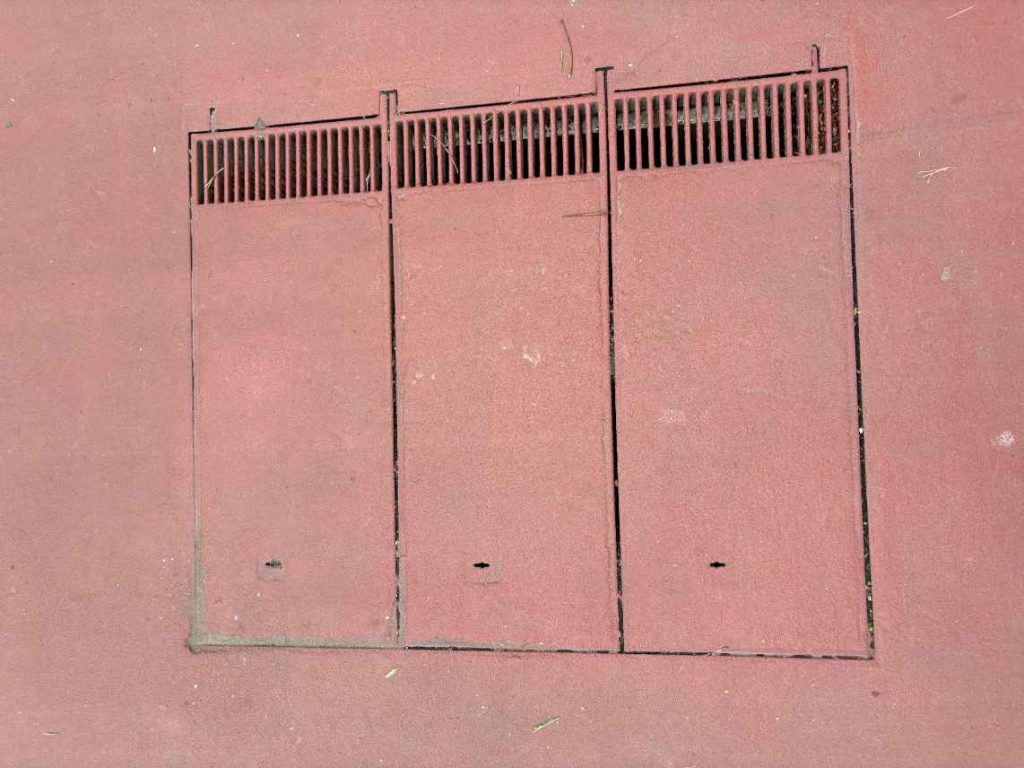 Трудовой кодекс Российской Федерации, статья 212 (принят 30 декабря 2001 г.) Цитируется обязанность работодателя обеспечивать безопасные условия труда Доклад Федеральной службы по экологическому, технологическому и атомному надзору (Ростехнадзор) о промышленной безопасности за 2023 год Цитируется статистика смертельных травм и анализ безопасности поверхностей передвижения Приказ Министерства труда и социальной защиты РФ от 29 декабря 2021 г. № 766н «Об утверждении Правил обеспечения работников средствами индивидуальной защиты и смывающими средствами» Цитируется требования к СИЗ, антискользящая обувь Пчельников, А.В., Пичугин, А.П., Строкова, В.В. (2025). Состояние и пути совершенствования нормативно-технической базы России в области защиты строительных металлоконструкций лакокрасочными материалами. Строительные материалы, № 5, с. 43–51. [Ссылка httpsedgccjournal.org0585-430Xarticleview684058] Цитируется обзор российской нормативной базы, ГОСТ 23118-2019, ГОСТ 34667.2-2020 СП 28.13330.2017 «Защита строительных конструкций от коррозии. Актуализированная редакция СНиП 2.03.11-85» , Министерство строительства России Цитируется требования к антикоррозионной защите стальных конструкций ГОСТ 23118-2019 «Конструкции металлические строительные. Общие технические условия» , Росстандарт, 2019 г. Цитируется базовые требования к металлическим конструкциям ГОСТ 27772-2021 «Прокат для строительных стальных конструкций. Общие технические условия» , Росстандарт, 2021 г. Цитируется технические требования к стали для строительных конструкций Отраслевые испытательные данные сравнение коэффициентов трения рифлёной и плоской стальных решёток , 2024-2025 гг. Цитируется фактические коэффициенты трения в различных режимах Данные по безопасности при модернизации платформ нефтехимического предприятия Цитируется снижение числа падений на 82% после применения рифлёных решёток Пример применения антискользящей решётки на горном стальном мосту , март 2026 г. Цитируется коэффициент трения рифлёной решётки выше 0,7, отсутствие заметного износа за три года