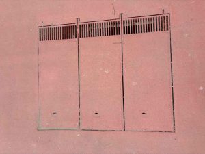 Трудовой кодекс Российской Федерации, статья 212 (принят 30 декабря 2001 г.) Цитируется обязанность работодателя обеспечивать безопасные условия труда Доклад Федеральной службы по экологическому, технологическому и атомному надзору (Ростехнадзор) о промышленной безопасности за 2023 год Цитируется статистика смертельных травм и анализ безопасности поверхностей передвижения Приказ Министерства труда и социальной защиты РФ от 29 декабря 2021 г. № 766н «Об утверждении Правил обеспечения работников средствами индивидуальной защиты и смывающими средствами» Цитируется требования к СИЗ, антискользящая обувь Пчельников, А.В., Пичугин, А.П., Строкова, В.В. (2025). Состояние и пути совершенствования нормативно-технической базы России в области защиты строительных металлоконструкций лакокрасочными материалами. Строительные материалы, № 5, с. 43–51. [Ссылка httpsedgccjournal.org0585-430Xarticleview684058] Цитируется обзор российской нормативной базы, ГОСТ 23118-2019, ГОСТ 34667.2-2020 СП 28.13330.2017 «Защита строительных конструкций от коррозии. Актуализированная редакция СНиП 2.03.11-85» , Министерство строительства России Цитируется требования к антикоррозионной защите стальных конструкций ГОСТ 23118-2019 «Конструкции металлические строительные. Общие технические условия» , Росстандарт, 2019 г. Цитируется базовые требования к металлическим конструкциям ГОСТ 27772-2021 «Прокат для строительных стальных конструкций. Общие технические условия» , Росстандарт, 2021 г. Цитируется технические требования к стали для строительных конструкций Отраслевые испытательные данные сравнение коэффициентов трения рифлёной и плоской стальных решёток , 2024-2025 гг. Цитируется фактические коэффициенты трения в различных режимах Данные по безопасности при модернизации платформ нефтехимического предприятия Цитируется снижение числа падений на 82% после применения рифлёных решёток Пример применения антискользящей решётки на горном стальном мосту , март 2026 г. Цитируется коэффициент трения рифлёной решётки выше 0,7, отсутствие заметного износа за три года